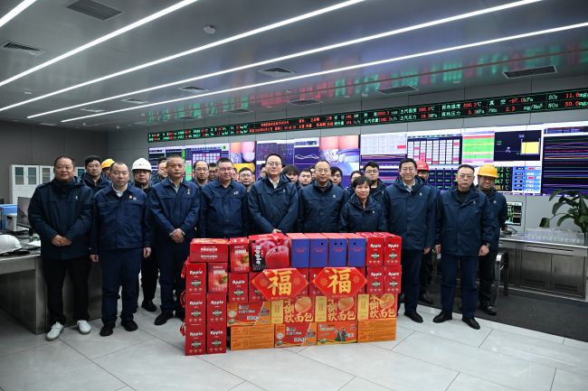 新春慰問(wèn)暖一線(xiàn) 凝心聚力啟新程 萬(wàn)基控股集團(tuán)總經(jīng)理周永丹帶隊(duì)慰問(wèn)堅(jiān)守生產(chǎn)一線(xiàn)員工